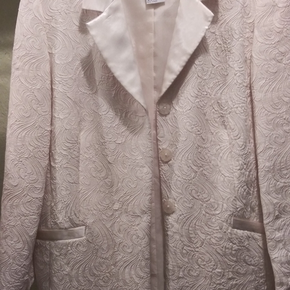 Suits - Picture 2 of 5